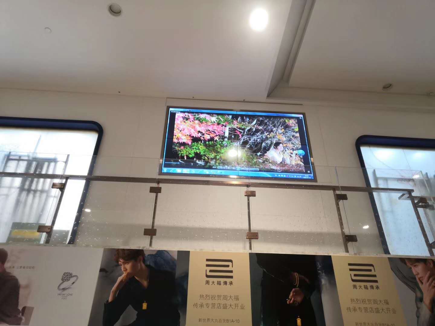 上海南京路步行街新世界商场拼接屏案例 上海南京路步行街新世界商场拼接屏案例