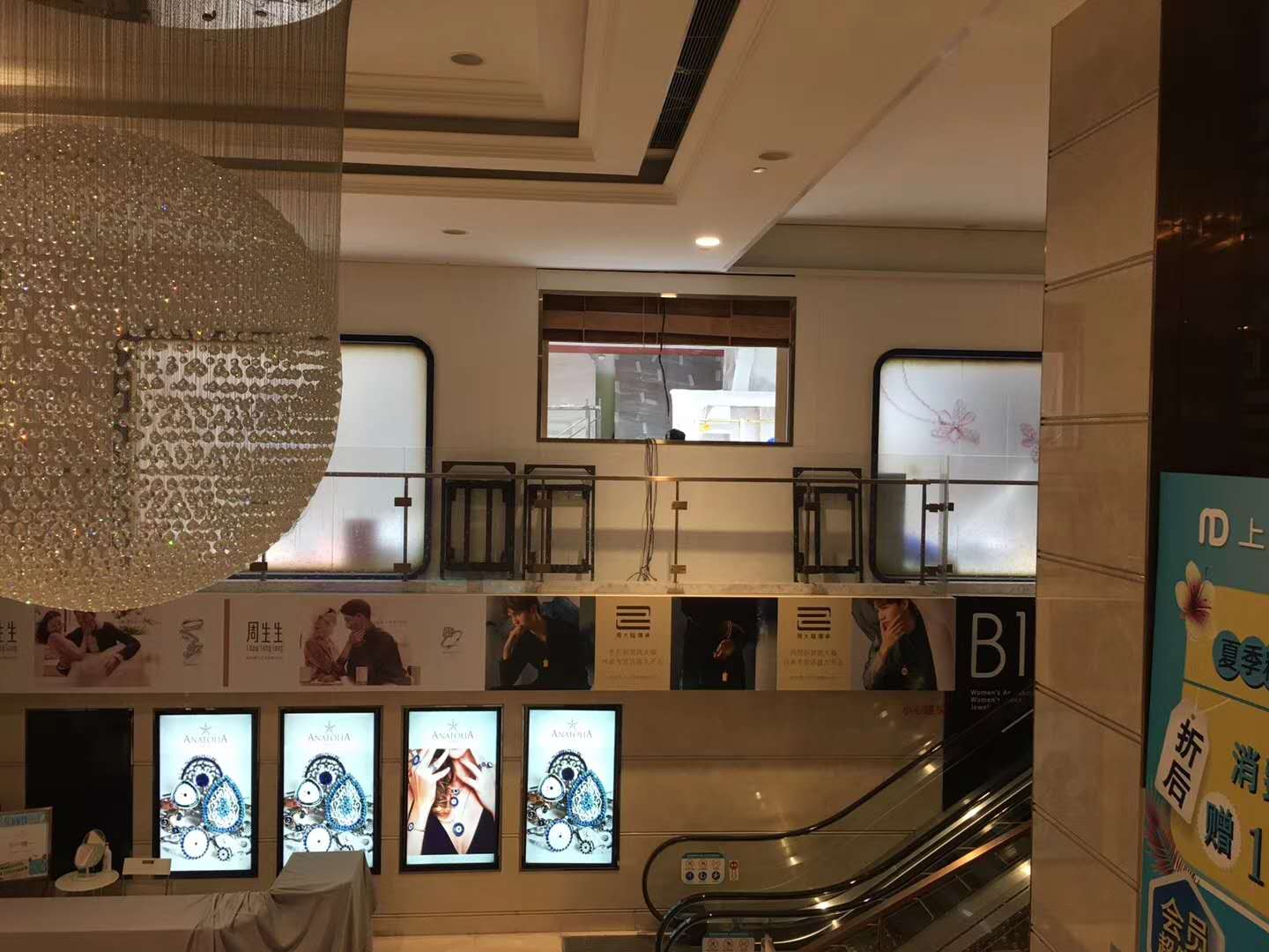 上海南京路步行街新世界商场拼接屏案例
